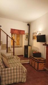 - un salon avec un canapé et une cheminée dans l'établissement La casa di sally, à Pitigliano