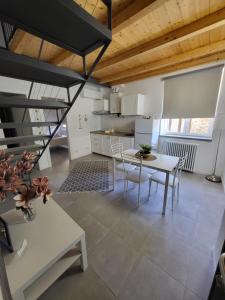 a kitchen and dining room with a table and chairs at Residenza Solferino in Corniglia