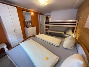 - une chambre avec 2 lits et des lits superposés dans l'établissement Appartement Holiday, à Maishofen