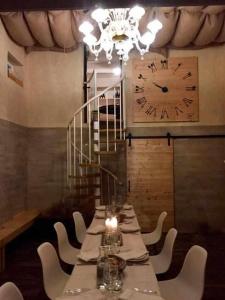 una sala da pranzo con un lungo tavolo e un grande orologio di Relais Totì BeB bed e breakfast a Mogliano Veneto