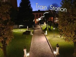 - une vue sur un parc la nuit avec une gare dans l'établissement Relais Totì BeB bed e breakfast, à Mogliano Veneto