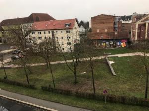 vistas a un parque con árboles y edificios en KASSEL @ YSENBURGSTRASSE en Kassel