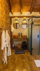 uma cozinha com um fogão a lenha num quarto em Chalé Arara super Luxo em Cunha