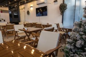 um restaurante com mesas e cadeiras de madeira e uma árvore de Natal em Grand Luxury em Yalova