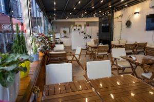 um restaurante com mesas e cadeiras de madeira e uma sala com mesas em Grand Luxury em Yalova