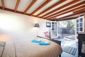 Tempat tidur dalam kamar di Berkeley Cottage, Comfy, Stylish Good Wi-Fi