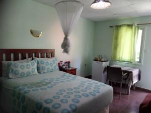 Una cama o camas en una habitación de Gloria's Bed and Breakfast 134 fotos más