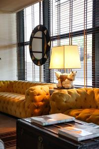 un soggiorno con divano e lampada sul tavolo di Savoy Hotel & Spa - Preferred Hotels & Resorts a Paestum