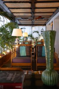 una stanza con due sedie e un tavolo con un vaso di Savoy Hotel & Spa - Preferred Hotels & Resorts a Paestum