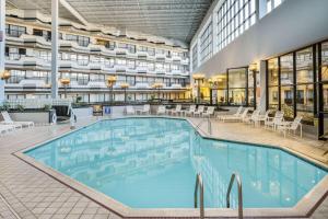 uma grande piscina num átrio do hotel com mesas e cadeiras em Howard Johnson by Wyndham Lima em Lima