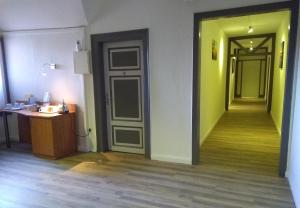 una habitación vacía con una puerta y un pasillo en Tepe's Gasthof, en Schwarmstedt