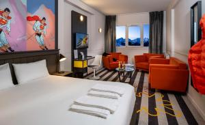 een slaapkamer met een bed en een woonkamer bij PopAlp in L'Alpe-d'Huez
