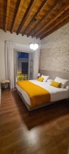 een slaapkamer met een groot bed en een gele deken bij Apartamento Viña P. Málaga Centro in Málaga
