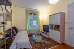 a living room with a couch and a television at Gästezimmer Plänke in Biel