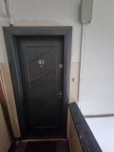 een zwarte liftdeur met het nummer erop bij Aki City Center Apartment in Constanţa