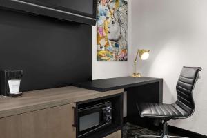Zimmer mit einem Schreibtisch und einem Stuhl in einem Zimmer in der Unterkunft La Quinta by Wyndham Cleveland Airport West in North Olmsted