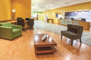 a waiting room with chairs and a coffee table at CHN Hotel Monterrey Norte, Trademark Collection by Wyndham in Monterrey