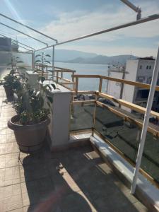 Balkón nebo terasa v ubytování Cozy seaside penthouse with sea & mountain view.