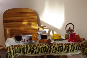 een tafel met eten en drinken erop bij Keur Malaka in Dakar