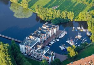 een luchtzicht op een jachthaven met boten in het water bij Moderne Ferienwohnung am Yachthafen Bad Zwischenahn in Bad Zwischenahn