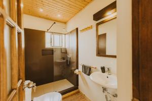 Koupelna v ubytování Strela Mountain Lodge + 37 fotografií