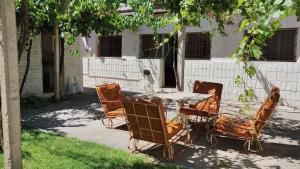 una mesa y sillas sentadas bajo un árbol en CASA NOSTRA en San Rafael