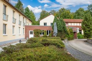 ein Gebäude mit einem Regenschirm davor in der Unterkunft Waldhotel & Restaurant Stieglitzenkrug in Feldberg