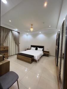 ein Schlafzimmer mit einem großen Bett in einem Zimmer in der Unterkunft غايا للشقق المخدومة in Tabuk