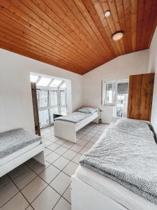 een slaapkamer met 2 bedden en een houten plafond bij Jonagold Unterkunft in Karlsruhe