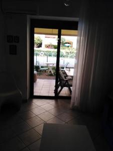 Zimmer mit einer Tür, die auf eine Terrasse führt in der Unterkunft Luxury Apartment with Pool View in Xylokastro