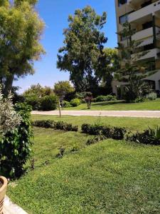 Κήπος έξω από το Luxury Apartment with Pool View