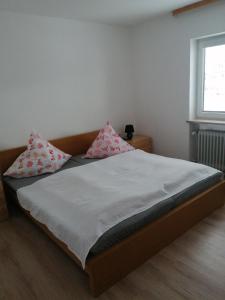 Un pat sau paturi într-o cameră la Wohnung Martha
