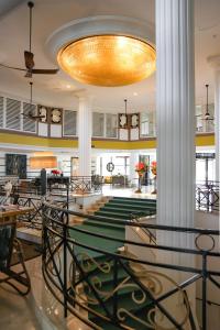 un gran vestíbulo con una lámpara de araña, mesas y sillas en Savoy Hotel & Spa - Preferred Hotels & Resorts, en Paestum
