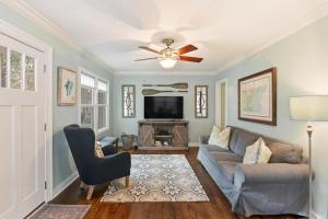 TV a/nebo společenská místnost v ubytování Barefoot Bungalow - 303 Ashantilly