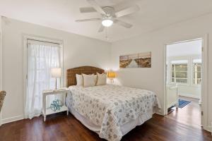 Postel nebo postele na pokoji v ubytování Barefoot Bungalow - 303 Ashantilly