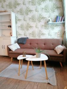 ein Wohnzimmer mit einem Sofa und 2 Tischen in der Unterkunft Rüstzeitenheim Sonnenschein in Saalburg