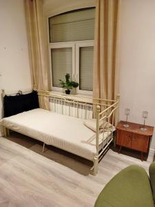 een bed in een kamer met een raam bij My Secret Place. in Zielona Góra