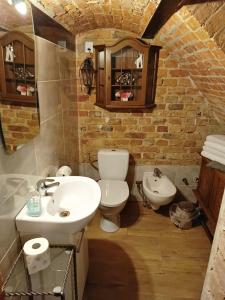 een badkamer met een witte wastafel en een toilet bij My Secret Place. in Zielona Góra