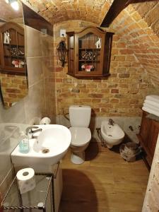 ジェロナ・グラにあるMy Secret Place.のバスルーム(白い洗面台、トイレ付)