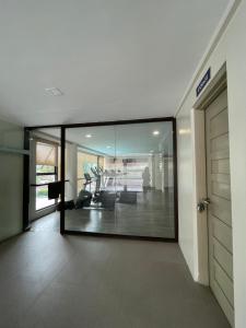 un corridoio con una grande porta a vetri in un edificio di Szedeli Condo unit rental 3 a Città di Iloilo