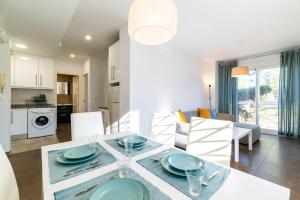 a dining room and kitchen with a table and chairs at Precioso piso Torrenueva con Piscina y cerca Playa in Torrenueva