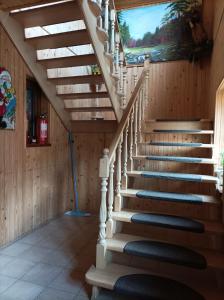 una escalera en una casa con una pintura en la pared en Сімейний котедж У Діани en Tatariv