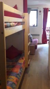 a bunk bed in a room with a bunk bedutenewayewayangering at Studio rénové au pied des pistes La Rosiere in Montvalezan