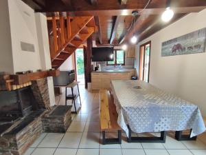 Μια τηλεόραση ή/και κέντρο ψυχαγωγίας στο Le chant de la Pique, maison T4, jardin, parking gratuit, wifi, 6 personnes