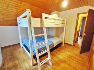Tempat tidur susun dalam kamar di Le chant de la Pique, maison T4, jardin, parking gratuit, wifi, 6 personnes