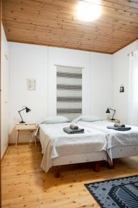 En eller flere senge i et værelse på Lepikko - Helppoa majoitusta, Easy accommodation