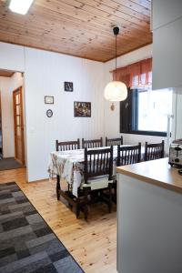 Lepikko - Helppoa majoitusta, Easy accommodation في Alajärvi: غرفة طعام مع طاولة وبعض الكراسي