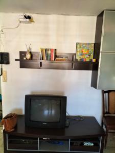 een televisie op een tafel in een kamer bij Habitaciones Valén in Zaragoza