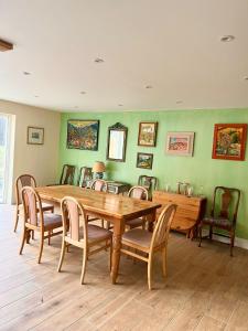 - une salle à manger avec une table et des chaises en bois dans l'établissement Luxury Loch Tay Lodge, à Aberfeldy