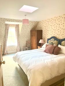 Tempat tidur dalam kamar di Luxury Loch Tay Lodge